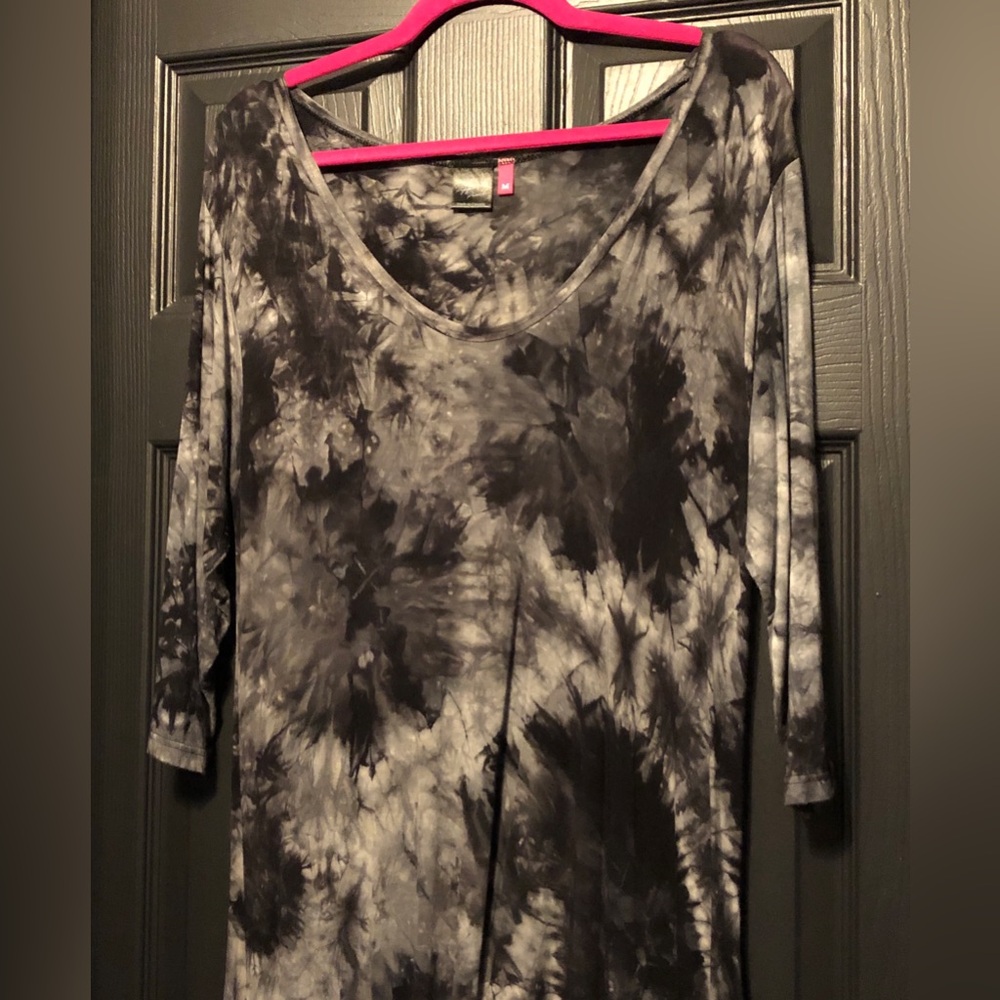 Pippa & Peach Scoop Neck Tie Dye Jumpsuit in Black & Gray
Side pockets
Size M